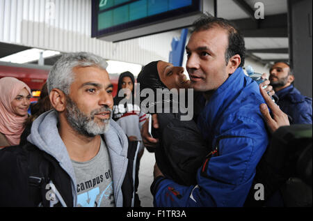 Munich, Allemagne. 07Th Nov, 2015. Un national syrien (R) résidant actuellement à Berlin accueille sa soeur qui vient d'arriver à partir de Budapest, en Hongrie, à la gare centrale de Munich, Allemagne, 07 septembre 2015. Photo : Andreas GEBERT/dpa/Alamy Live News Banque D'Images