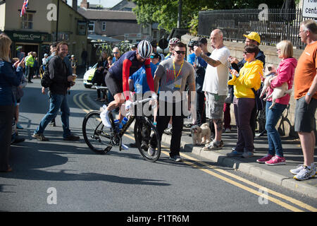 Étape 2 Aviva Tour of Britain course à vélo à l'étape 2 Commencer en Clitheroe, Lancashire. Sir Bradley Wiggins au départ d'étape. Pourrait être sous-titrées : ' Un chevalier et son écuyer' Banque D'Images