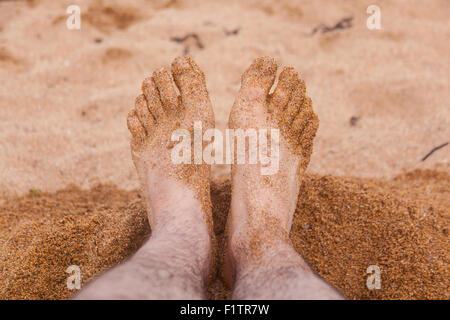 Pieds de sable à l'Hope Cove Beach dans le Devon, Angleterre, Royaume-Uni. Banque D'Images