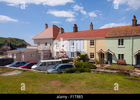 Chalets colorés à Hope Cove, South Devon, Angleterre, Royaume-Uni Banque D'Images