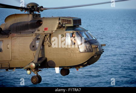 AJAX NEWS & FEATURE SERVICE - OMA-103. L'OMAN. - De SEA KING 845 SQN EN OPÉRATION SUR LE GOLFE DE MASIRAH SAIF SAREEA AU COURS DE L'EXERCICE II. PHOTO:JONATHAN EASTLAND/AJAX. REF:OMA 103 Banque D'Images