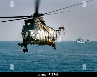 AJAX NEWS & FEATURE SERVICE. (OMA-42)6. oct 2001.OMAN. Un hélicoptère Sea King de la Marine royale se soulève du HMS FEARLESS TANDIS QUE LES NAVIRES DE DEMANDES DANS L'EMBARCATION BACKGRUND. photo:JONATHAN EASTLAND/AJAX. REF:CD/SS/SH9-2. Banque D'Images