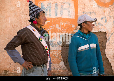 Plusieurs hommes en attente de nouveaux combats sont entrepris au cours de la célébration de Tinku. Banque D'Images