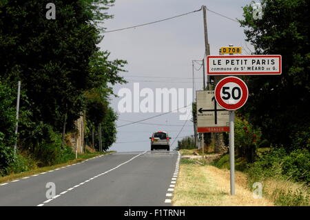 AJAXNETPHOTO. LE PETIT PARIS, FRANCE. - Sur la D708 ROUTE DE LA DORDOGNE À L'OUEST DE BERGERAC ET À L'EST DE SAINT EMILION À LA NORD. PHOTO:JONATHAN EASTLAND/AJAX REF:D152307 5756 Banque D'Images