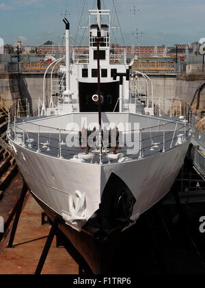 AJAXNETPHOTO. Juin 4th, 2015.Portsmouth, Angleterre. - Surveiller presque prêt - Le HMS M33, L'UN DES RARES WORLD WAR 1 PLATES-FORMES D'ARMES NAVALES RESPLENDISSANTE DANS NR.1 DRY DOCK AVEC DAZZLE NOUVELLE PEINTURE ET L'ACCÈS DU PUBLIC S'OUVRE AU MILIEU DE L'été. PHOTO:JONATHAN EASTLAND/AJAX REF:1074773 GXR 150406 Banque D'Images