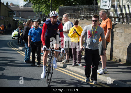 Étape 2 Aviva Tour of Britain course à vélo à l'étape 2 Commencer en Clitheroe, Lancashire. Sir Bradley Wiggins au départ d'étape. Pourrait être sous-titrées : ' Un chevalier et son écuyer' Banque D'Images