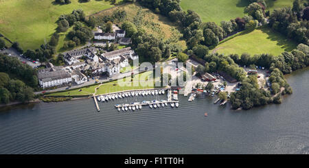 Vue aérienne du centre nautique Low Wood sur le lac Windermere Banque D'Images