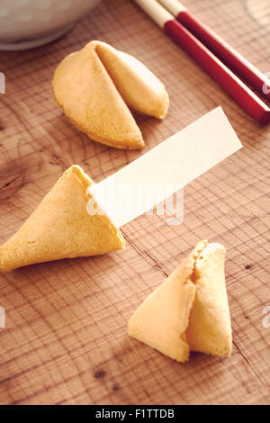 Biscuit de fortune avec une bande de papier vierge pour votre propre message et vintage filtre appliqué à l'image Banque D'Images