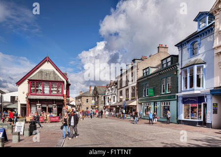 Zone piétonne et commerçante dans le centre de Keswick dans Cumbria, Angleterre. Banque D'Images