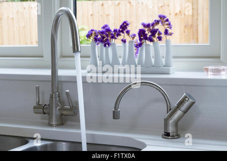 Robinet de la cuisine moderne (robinet) mixer avec de l'eau tournant Banque D'Images