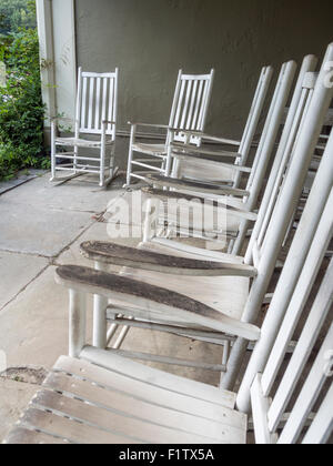 Chaises à bascule blanc. Une collection de chaises à bascule en bois blanc sur la terrasse au-dessous de la véranda de l'Asa Packer Museum. Un wa Banque D'Images