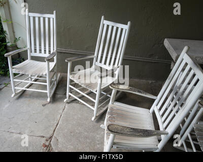 Chaises à bascule blanc. Une collection de chaises à bascule en bois blanc sur la terrasse au-dessous de la véranda de l'Asa Packer Museum. Un wa Banque D'Images