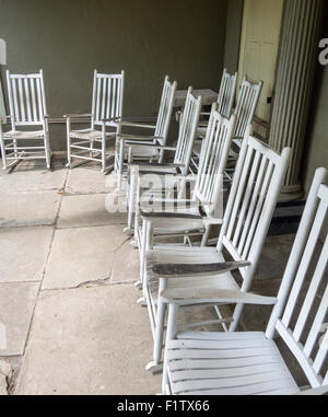 Chaises à bascule blanc. Une collection de chaises à bascule en bois blanc sur la terrasse au-dessous de la véranda de l'Asa Packer Museum. Banque D'Images