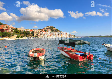 Sibenik sur la colline et bateaux à l'avant. Banque D'Images