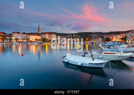 Supetar sur l'île de Brac au coucher du soleil. Banque D'Images