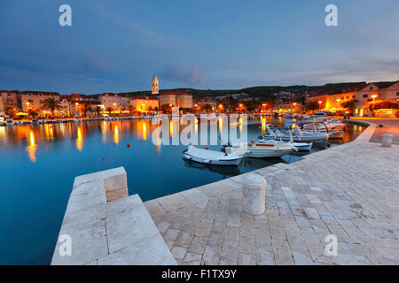 Supetar sur l'île de Brac au coucher du soleil. Banque D'Images