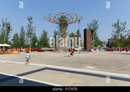 Milan, Italie, 12 août 2015 : l'arbre de vie et le lac Arena, lors de l'exposition Expo 2015 de l'Italie. Banque D'Images