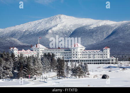 Vue hivernale de la façade du majestueux Mont Washington Hotel situé à la base des montagnes blanches à Bretton Woods, NH, USA. Banque D'Images