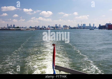 ROTTERDAM, Pays-Bas - 9 août 2015 : vue sur le centre-ville de Rotterdam, Hollande méridionale, Pays-Bas, à partir d'un bateau. Banque D'Images