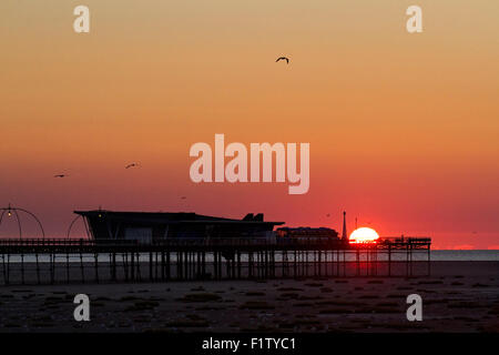 Southport, Merseyside, UK 7 Septembre, 2015. Météo britannique. Ciel Coucher de soleil sur la jetée de Southport Victorienne avec des prévisions météorologiques pour les prochains jours. Ressemble à haute pression reste une caractéristique dominante de la météo du Royaume-Uni jusqu'à la deuxième semaine de septembre. Banque D'Images