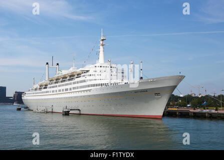 ROTTERDAM, Pays-Bas - 9 août 2015 : Blanc bateau de croisière dans le port de Rotterdam, Hollande méridionale, Pays-Bas. Banque D'Images