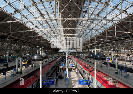 L'intérieur de la gare Manchester Piccadilly sur une journée ensoleillée. Banque D'Images