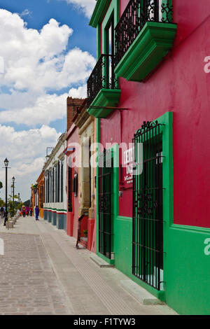 Maisons peintes de couleurs vives et boutiques bordent les rues à Oaxaca, Mexique Banque D'Images