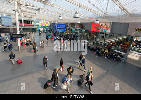 L'intérieur de hall de la gare Manchester Piccadilly sur une journée ensoleillée. Banque D'Images