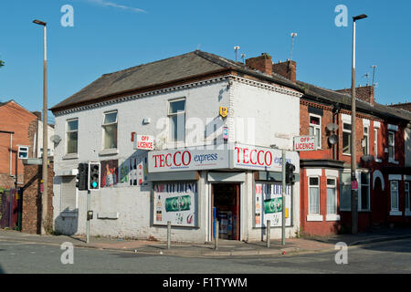 Le Tecco Express corner shop au coin de rue Fitzwarren et Liverpool Street dans la région de Salford Pendleton. Banque D'Images