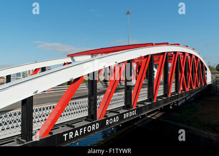 Le Trafford Road pont tournant, qui s'associe à Salford Quays et Old Trafford sur le Manchester Ship Canal, au Royaume-Uni. Banque D'Images