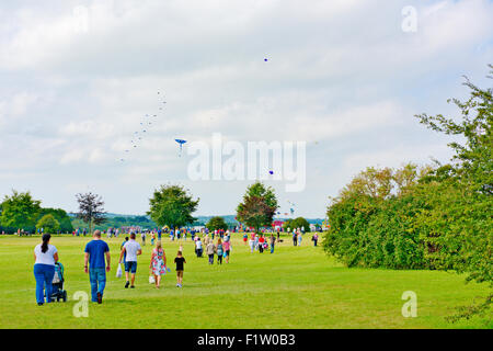 Les gens de marcher à travers le parc vers le bas Durdham à Bristol à un festival du cerf-volant Banque D'Images