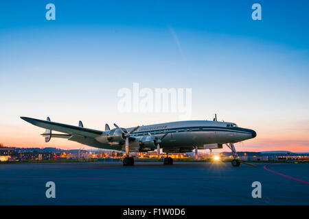 Classic vintage aircraft Lockheed L-1049 Super Constellation 'HB-RSC' dans le crépuscule du soir à l'aéroport de Zurich Kloten. Banque D'Images