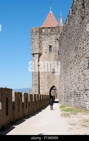 La tour carrée de l'évêque ou le tour de l'Évêque sur les murs autour de la vieille cité de Carcassonne. Banque D'Images