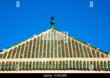 La toiture en tuiles vertes à marrakech maroc et ciel bleu Banque D'Images