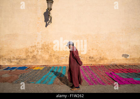 Couper et jeter les morceaux de cuir de couleur au soleil pour sécher dans médina de Marrakech Maroc Banque D'Images