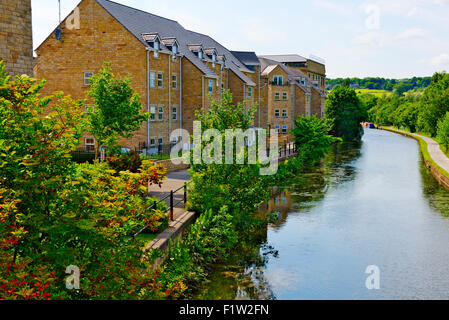 Appartements modernes le long de la Leeds et Liverpool Canal, Apperley Bridge, Bradford, West Yorkshire, Royaume-Uni Banque D'Images