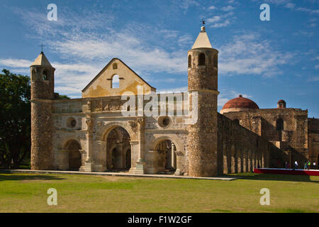 Le couvent du xvième siècle et la basilique de CUILAPAN était l'ancien monastère de Santiago Apostol - CUILAPAN DE GUERRERO, MEXIQUE Banque D'Images