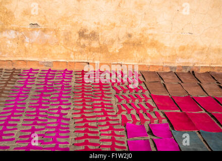 Couper et jeter les morceaux de cuir de couleur au soleil pour sécher dans médina de Marrakech Maroc Banque D'Images