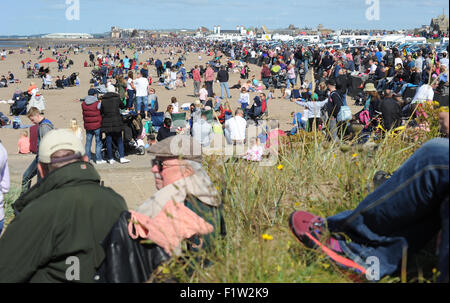 De grandes foules SUR PLAGE D'AYR EN ÉCOSSE À L'AYR SCOTTISH AIRSHOW RE ÉVÉNEMENTS PUBLICS CHANTA LA PLAGE ÉTÉ SOLEIL SOLEIL UV CHALEUR UK Banque D'Images