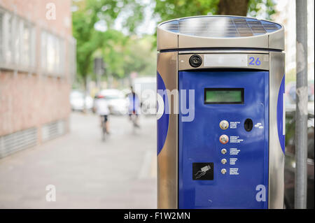 Parking de la machine sur une rue de la ville. Alimenté par un panneau solaire monté sur le haut Banque D'Images