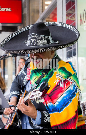 Un artiste jouant la musique mexicaine sur la rue. Banque D'Images