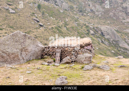 Cabane en pierre, Sheppard, dans Orris du Carla, Parc Naturel Régional des Pyrénées Ariegeoises. Auzat Vicdessos Vallée. L'Ariège. France Banque D'Images