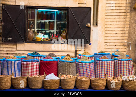 Épices dans de grands sacs pour la vente au magasin dans la région de medina de Marrakech Maroc Banque D'Images