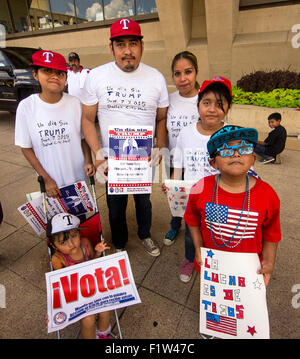 Protestation des habitants du Texas, candidat à la présidence contre Donald Trumps s'engagent à construire un mur à la frontière entre le Mexique et les États-Unis Banque D'Images