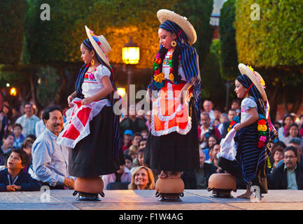 Les interprètes dansent dans le jardin ou la place centrale au cours de l'Assemblée Folk Dance Festival - San Miguel de Allende, Mexique Banque D'Images