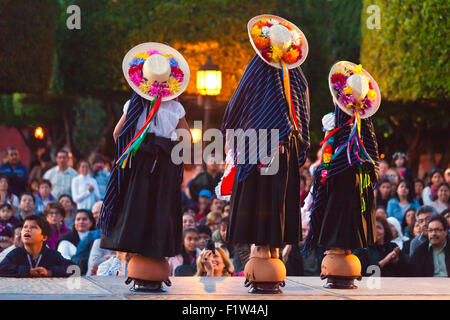 Les interprètes dansent dans le jardin ou la place centrale au cours de l'Assemblée Folk Dance Festival - San Miguel de Allende, Mexique Banque D'Images