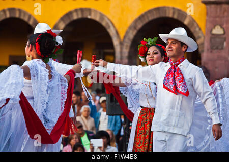 Les interprètes dansent dans le jardin ou la place centrale au cours de l'Assemblée Folk Dance Festival - San Miguel de Allende, Mexique Banque D'Images