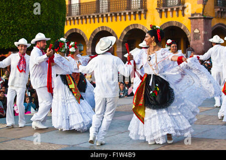 Les interprètes dansent dans le jardin ou la place centrale au cours de l'Assemblée Folk Dance Festival - San Miguel de Allende, Mexique Banque D'Images