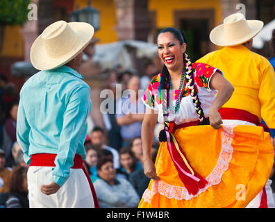 Les interprètes dansent dans le jardin ou la place centrale au cours de l'Assemblée Folk Dance Festival - San Miguel de Allende, Mexique Banque D'Images