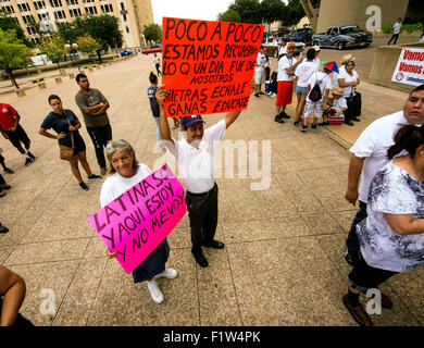 Protestation des habitants du Texas, candidat à la présidence contre Donald Trumps s'engagent à construire un mur à la frontière entre le Mexique et les États-Unis Banque D'Images